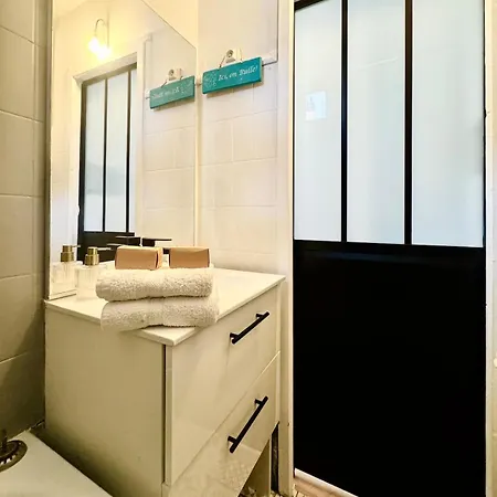 Parisian Cocoon In Batignolles Next To Montmartre Paris